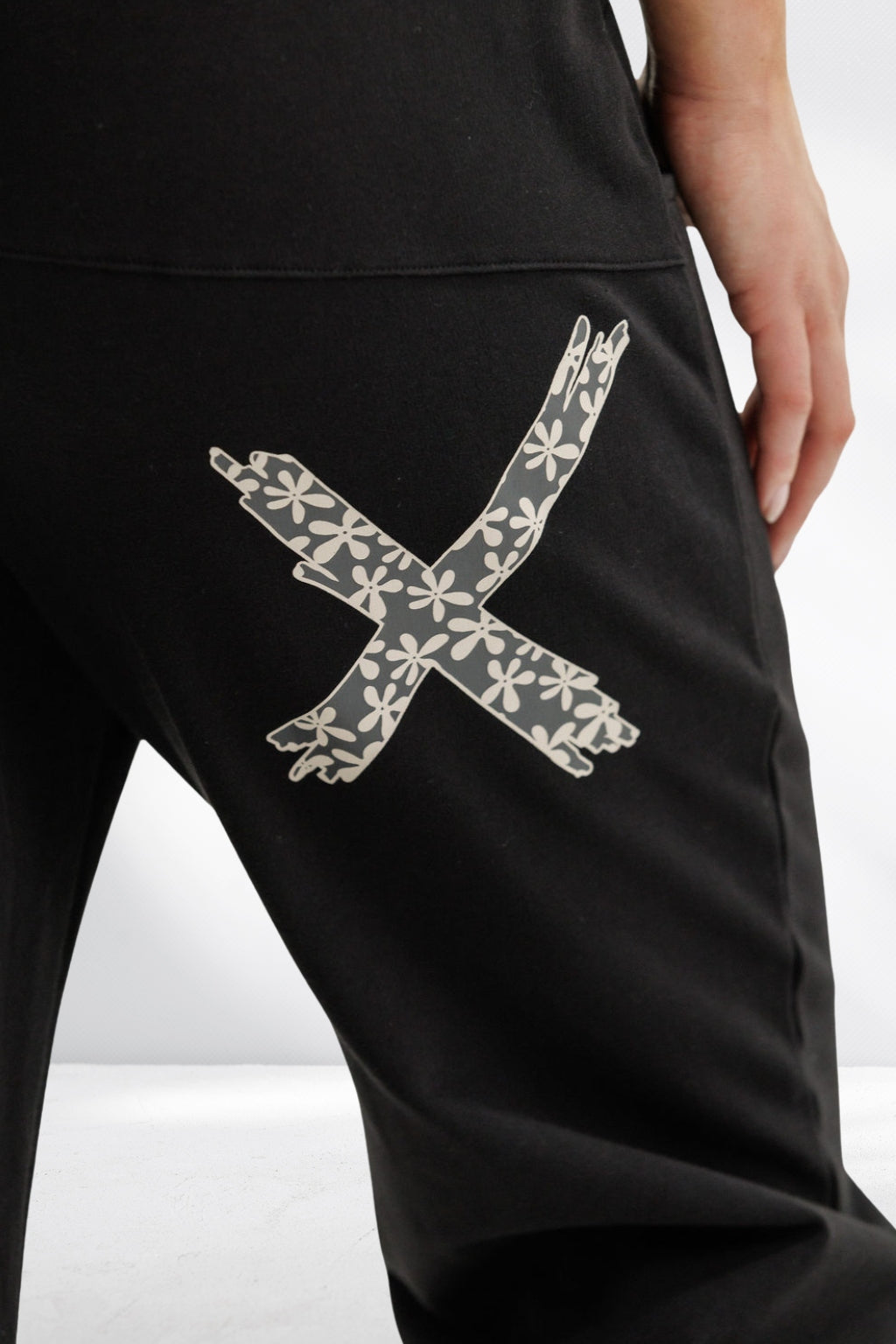 Homelee Avenue Pants Black with Graphite Daisy X